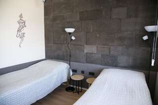 Отели типа «постель и завтрак» KASA Foundation Гюмри Двухместный номер с 2 отдельными кроватями и собственной ванной комнатой-13