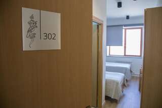 Отели типа «постель и завтрак» KASA Foundation Гюмри Двухместный номер с 2 отдельными кроватями и собственной ванной комнатой-16