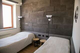 Отели типа «постель и завтрак» KASA Foundation Гюмри Двухместный номер с 2 отдельными кроватями и собственной ванной комнатой-17