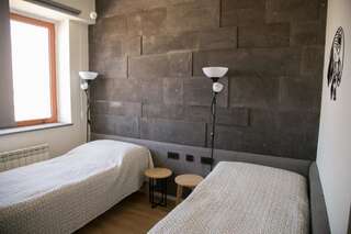 Отели типа «постель и завтрак» KASA Foundation Гюмри Двухместный номер с 2 отдельными кроватями и собственной ванной комнатой-31